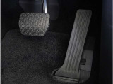 【オルガン式アクセルペダル】 かかとがずれにくく、アクセルペダルがコントロールしやすくなります。また運転時の疲労を軽減し、とっさのときの踏み間違いも起きにくくなります。