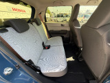2列目にご乗車の方もゆったり足が組める驚きの広さです。
