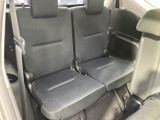 後方に並ぶシートにはそれぞれヘッドレストが備わり、後席にも座る場所を確保。落ち着いた色合いの室内で、家族や友人との移動にも活用しやすいレイアウトです。