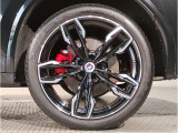 【BMWアロイホイル】軽量かつ強度に拘ったアロイホイル。走行性能ポテンシャルを引き出す設計。車の足元を引き締めてくれる大きなポイントはアロイホイルです。