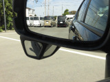 サイドアンダーミラーが助手席側ドアミラーの下部についています。停車時や発進前などに車両左側下部を確認するときに役立ちます。