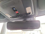 後続車のヘッドライトのまぶしさを抑える防眩ルームミラーがついてます!