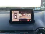 【360&deg;ビューモニター】  とても分かりやすい、クルマの上から見下ろしたような映像で、駐車サポートをしてくれます。