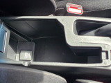 深さがあり手荷物をすっきりと収容できるボックスです。内部には12Vの電源ソケットも親切に完備しています。
