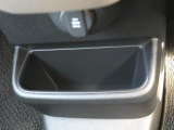 足元には便利なセンターロアボックスを設置。車内を整理しやすく、使い勝手の良さが魅力です。