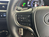 運転中、オーディオの操作をしてて、ハッとしたことはありませんか?ステアリングスイッチは、運転中でもハンドルでオーディオの操作が可能です。安全なドライブをサポートします。