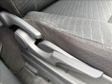 運転する人の体格に合わせてシートの角度や高さを細かく調節でき、ラクな姿勢で運転していただけます