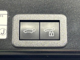 【パワーバックドア】スマートキーや運転席のボタンを押すだけでリアゲートが自動で開閉します!荷物を持っている時や、高い位置にあるバックドアを閉める際に便利な機能です♪