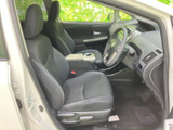 前席はゆったりとした座面とヘッドレストを備え、運転席・助手席ともに落ち着いて過ごせる空間です。足元にもゆとりがあり、乗り降りしやすい開口部から車内全体を見渡せます。