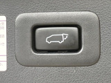 【パワーバックドア】スマートキーや運転席のボタンを押すだけでリアゲートが自動で開閉します!荷物を持っている時や、高い位置にあるバックドアを閉める際に便利な機能です♪