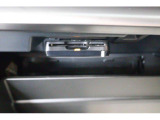 グローブボックスの上部にはETC車載器をマウント、セキュリティ対策にも配慮されています。