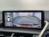 パノラミックビューモニターシステムが付いているので車の上から見た映像が確認できますよ。 一目で車両周辺の情報を確認できますが、直接安全をご確認下さい。