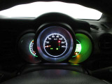 運転席のメータパネル類は常に視界に入る場所ですので、大事なチェックポイントです。ぜひ実際にご乗車ください。
