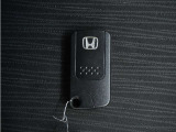 ◆スマートキー◆カギをバッグやポケットに入れたままでもドアロックの開閉ができる『スマートキー』付き!雨天や暗くなってもカギを取り出す必要がなくドアの開錠&エンジンも始動できます