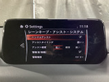 カメラが車線を認識してはみ出しそうになるとステアリングアシストが介入するレーン・キープ・アシストシステムを装備しております。お好みで作動・非作動の設定も可能です。