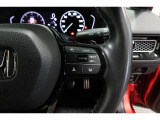 Hondaセンシングの機能のひとつ、アダプティブクルーズコントロール付!アクセルから足を離しても設定したスピードと前車との車間を保ち走行してくれます!車線維持もアシスト☆高速道路で疲労軽減ですね☆