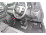 足元もフラットな作りになっていて、のびのびと運転できます。