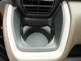 カップホルダーは運転席や助手席からちょうど手の届く位置です!!