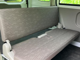 後席はゆったり横に広がるベンチ形状で、同乗者が並んで座りやすい空間です。窓から外の景色を楽しめ、落ち着いた色柄のシートが車内に親しみやすさを添えています。