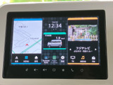 地図やテレビ、オーディオなどの情報をひと画面で確認でき、目的地の設定から停車中の映像視聴まで、日常の移動を便利にサポートします。画面下のアイコンも見やすく配置されています。
