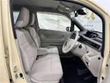 高いホールド性で運転姿勢が安定します。長距離ドライブでも疲れにくいのが魅力です。