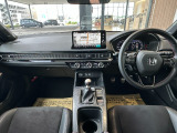 当社の中古車は、フロアマット付きで販売しておりません。予めご了承下さい。中古車という特性上匂いや見栄えなどの状態が左右される為です。純正マット、車種専用社外品マットをご購入いただけます。