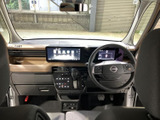 運転席から助手席まで見渡しやすいレイアウトで、前方の視界を確保しやすい印象です。画面や操作部がまとまった運転席まわりは、情報を確認しやすく、毎日の運転を落ち着いて始められます。