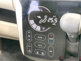 【オートエアコン】一度お好みの温度に設定すれば、車内の温度を検知し風量や温度を自動で調整。暑い&hellip;寒い&hellip;と何度もスイッチ操作をする必要はありません。快適な車内空間には必須の機能ですね♪