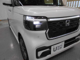 明るいLEDヘッドライトが、夜間のドライブをサポートします。