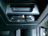 運転席のボンネットオプナーの近くに設置した、目立ちにくい場所でスッポリ収納されているETCを装備です!