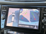 【アラウンドビューモニター】4つのカメラ映像を合成して上空から見下ろしているかのような映像をモニターして駐車をサポートします。