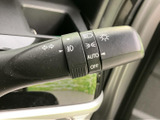 レバーまわりには方向指示やライト類の表示がまとまり、運転席から文字やマークを確認しやすい配置です。手元で必要な操作を把握しやすく、日常の運転を快適にサポートします。