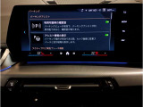 【ⅰドライブナビゲーション】文字情報も鮮明に表示する高解像度カラーディスプレイを採用。視認性に優れた地図デザインと特徴的な建造物を目印にした描写表示で現在位置を把握できます。地図データの更新も可能です