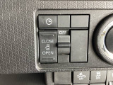 電動スライドドアの操作部分です。リアドアは左側が電動スライドドアになっています