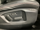 運転席にはパワーシートを装備!シート位置を記憶するメモリー機能付きなのでご夫婦で2名分セットすると便利です♪