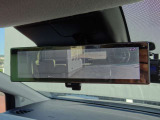 スマートルームミラーです。多人数乗車時やお荷物の多い時でも カメラで後部を映し出します。