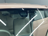 【レーダーブレーキサポート】車や人に衝突の危険を検知すると、警報でドライバーに回避操作を促します。ドライバーか?安全に減速できなかった場合にはブレーキを作動させて衝突回避を支援します。