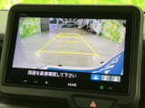 後方の映像に加えてガイドラインも表示され、駐車時に周囲との距離を確かめる目安になります。画面で後方を確認しながら操作でき、駐車や車庫入れの際に役立ちます。
