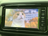 画面でテレビ番組を視聴できる装備です。停車中の待ち時間などに映像を楽しめ、画面表示も見やすく、車内で過ごす時間を心地よく演出してくれます。運転中の視聴はお控えください。