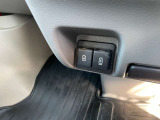 運転席と助手席の間にはUSB充電ポートが装備されております。
