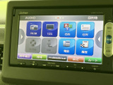 FMやワンセグ、USBなどの選択肢が画面に表示され、使いたい機能を見つけやすい構成です。目的地設定や電話の項目もあり、日々の移動を便利に支えます。ぜひご覧ください。