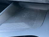 ワイヤレス充電搭載、スマホを置くだけで充電が出来て便利です。(スマホがワイヤレス充電に対応している場合になります)