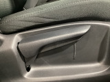 運転席にはドライバーの体型や好みに応じて前後方向だけでなく、高さの調整ができるシートリフターを装備!