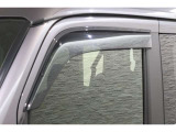 オプションのドアバイザーが装備!!タバコ・ペットなどの臭いが室内にこもるのが嫌な方、換気機能はもちろんのこと降雨時にも少しだけ窓を開けておくことが可能です!