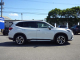 スバルの4WD(AWD)は直進安定性に優れ、日常走行から高速走行まで、さまざまなシーンで安心感に満ちた走りが愉しめます。それは悪路や泥道など左右のタイヤの路面状況が異なるシーンでも変わりません。