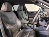 【コックピットシート】BMW車の主役席。車体中央にくる様に配置し車両重心とが一致する事でドライバーと車との一体感あるドライビングを実現。人間工学に基づき形成した形状が長時間のドライブ疲労も軽減します!