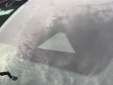 フロントガラスの上部には衝突軽減ブレーキの装置も付いており、より安全に運転を楽しんでいただくことができます。