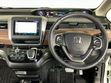 【ハンドル】運転にかかわる様々な操作を安全に行えるように視点移動が少なく操作性に配慮されたスイッチ類が凝縮されたコックピットです。