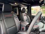 運転席・助手席のレザーシートにはシートヒーターを標準装備。