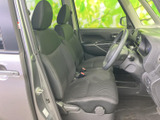 前席は運転席と助手席が並び、座面と背もたれにゆとりを感じるレイアウトです。乗り降りしやすい開口部で、毎日の移動も落ち着いて過ごせる空間です。